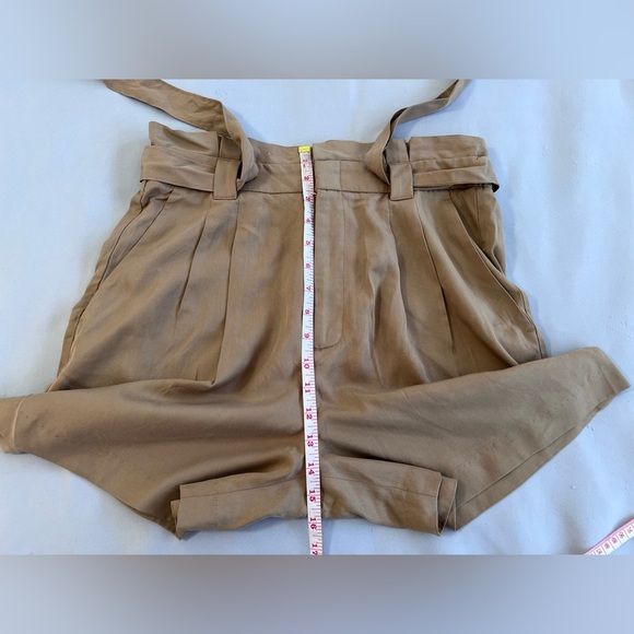 Banana Republic Shorts Women’s Size 8 Tan Shorty w/ Belt NWT ! High Rise - Picture 4 of 7